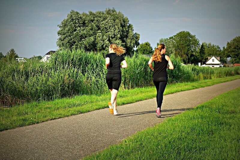 Joggen für Anfänger - 2 Frauen in der Natur