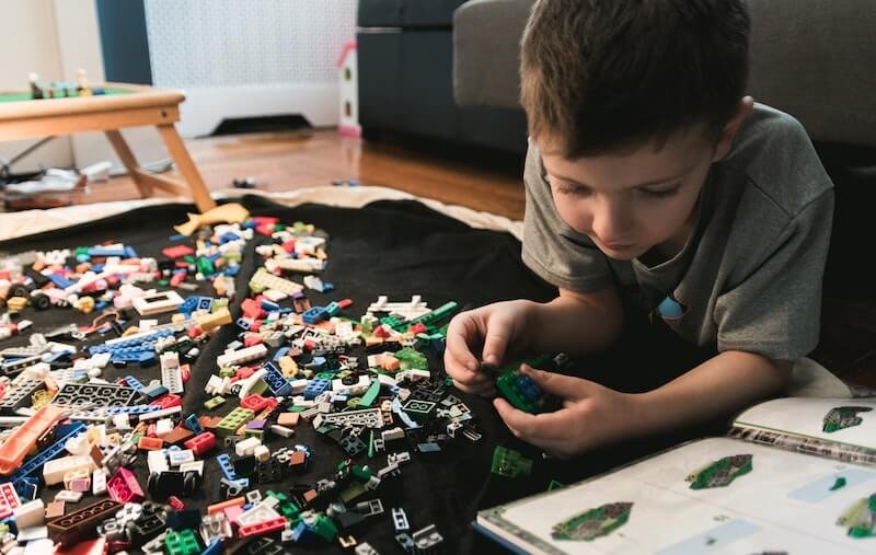 spielwaren trends 2020 junge spielt lego