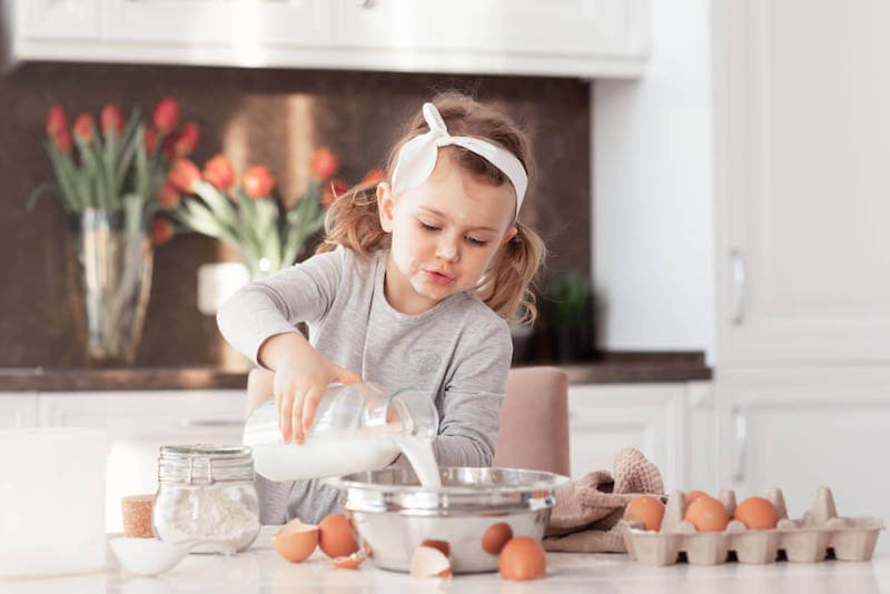 ostern mit kindern -kleines mädchen bäckt